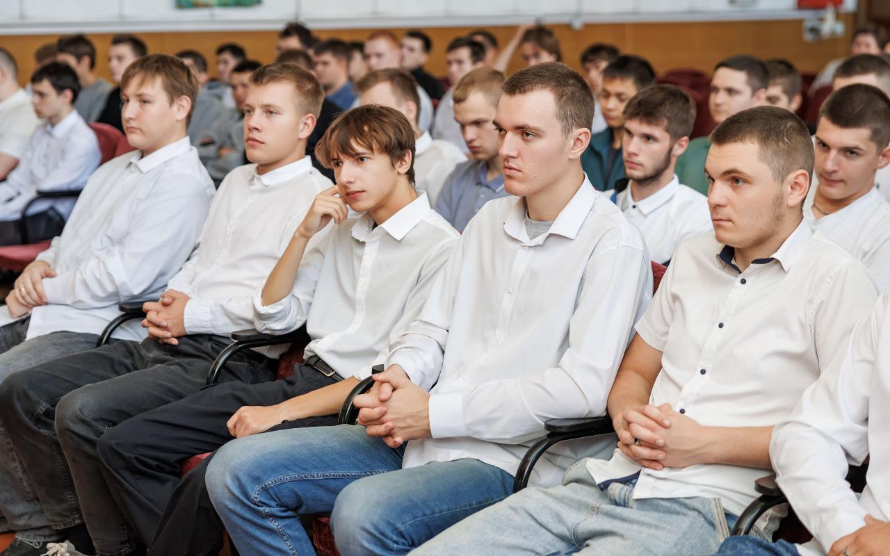 ФОТО к новости: И весело, и серьезно: студенты НГПУ напомнили подрастающему поколению Новосибирска о правилах дорожного движения