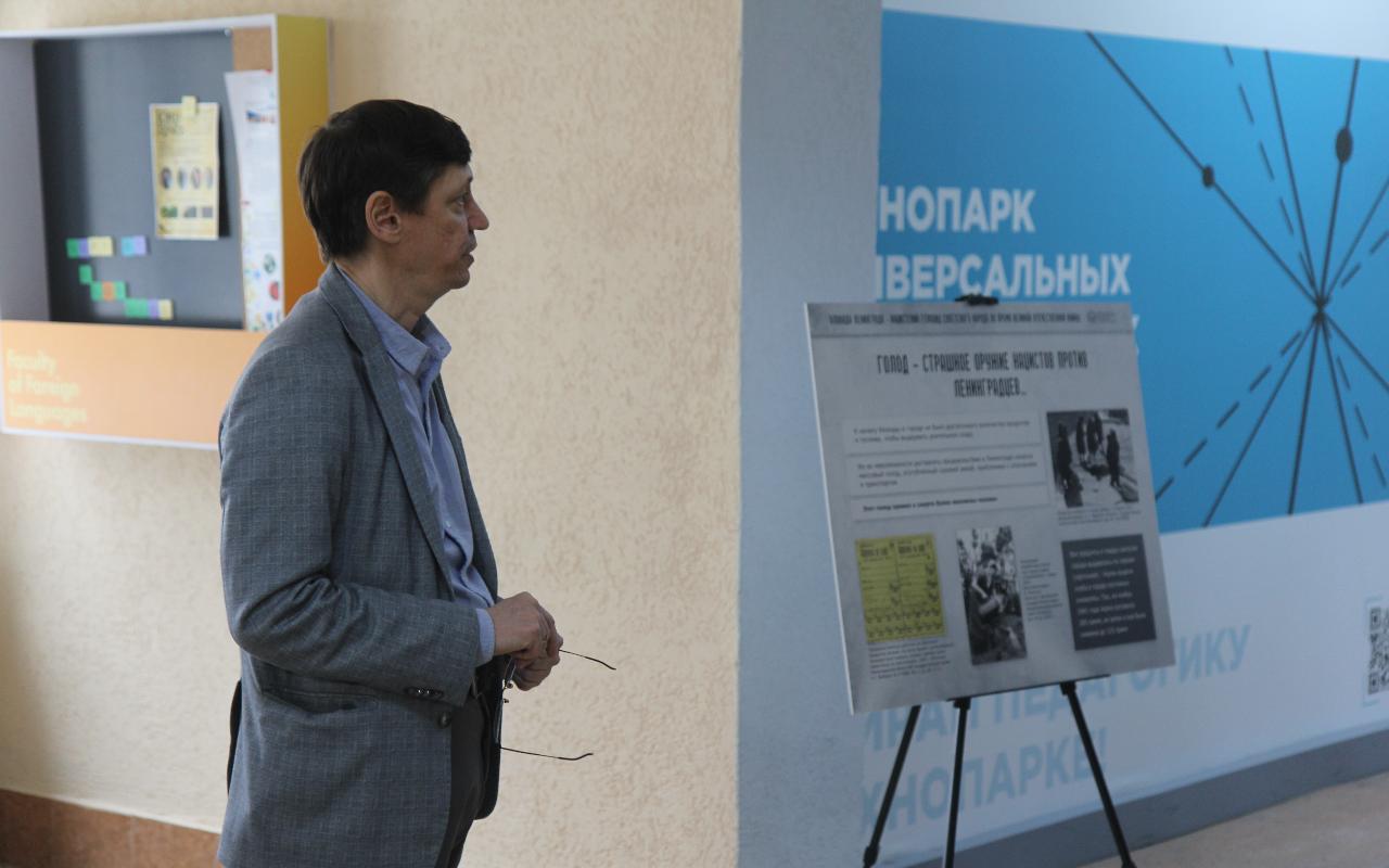 ФОТО к новости: Помнить, чтобы не допустить повторения: в НГПУ открылась выставка, посвященная блокаде Ленинграда