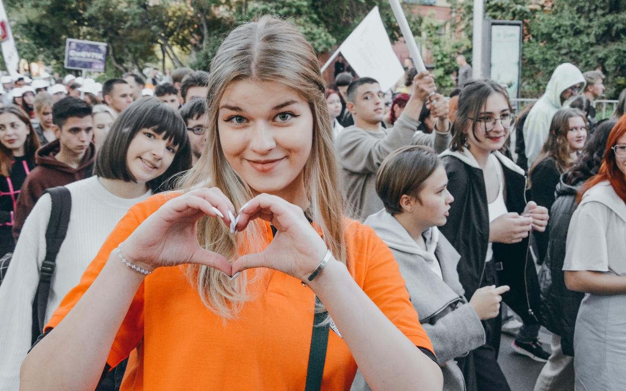 ФОТО к новости: Все в одном ритме: Новосибирск встретил V Парад российского студенчества