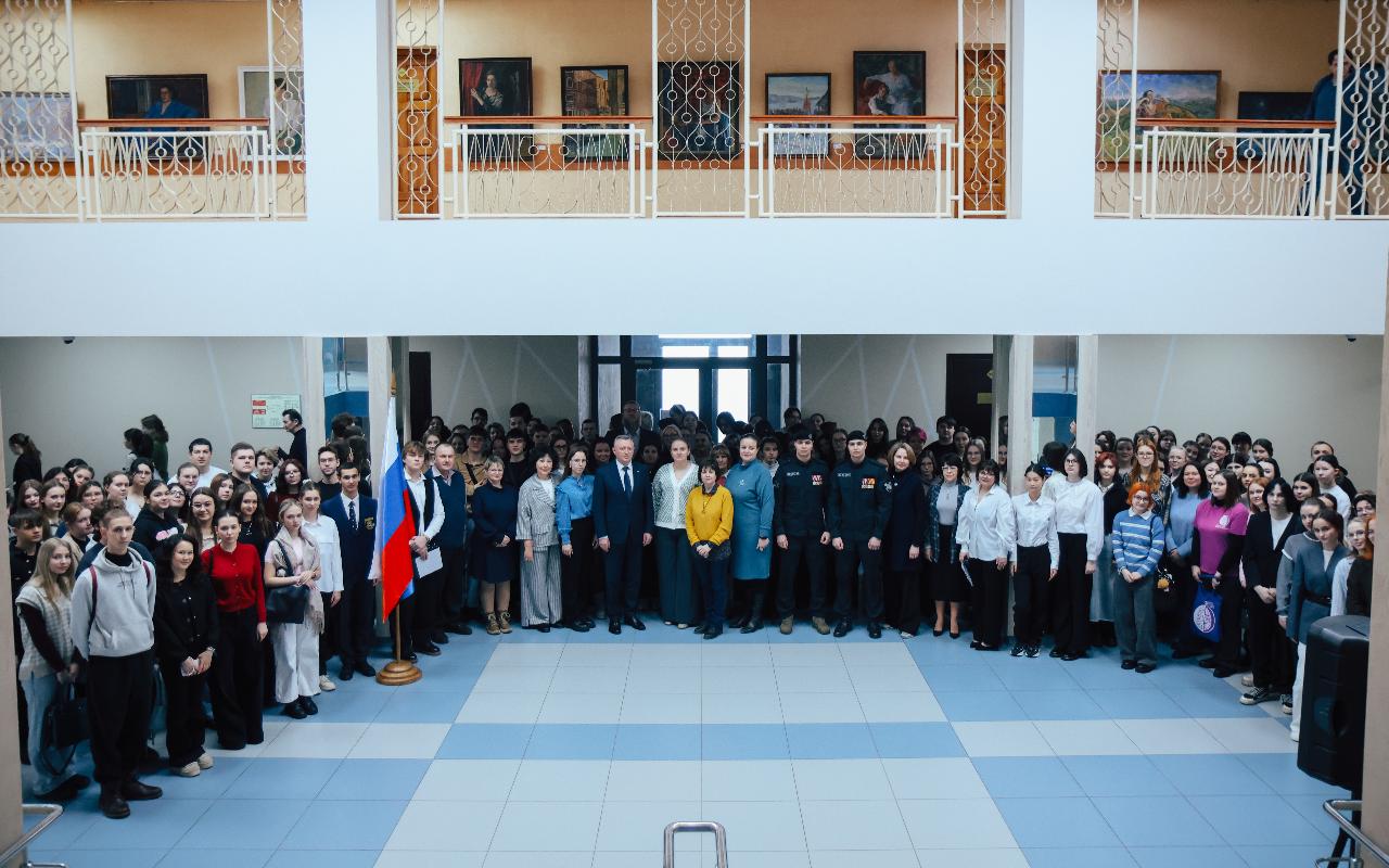 ФОТО к новости: В НГПУ торжественно подняли Государственный флаг Российской Федерации в День российского студенчества
