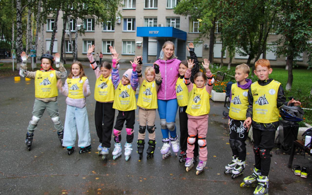 ФОТО к новости: На площади НГПУ отметили «День соседей»