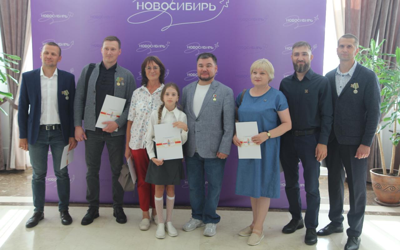 ФОТО к новости: Частичка тепла бойцам: волонтеры НГПУ награждены Благодарственными письмами Минрегиона Новосибирской области 