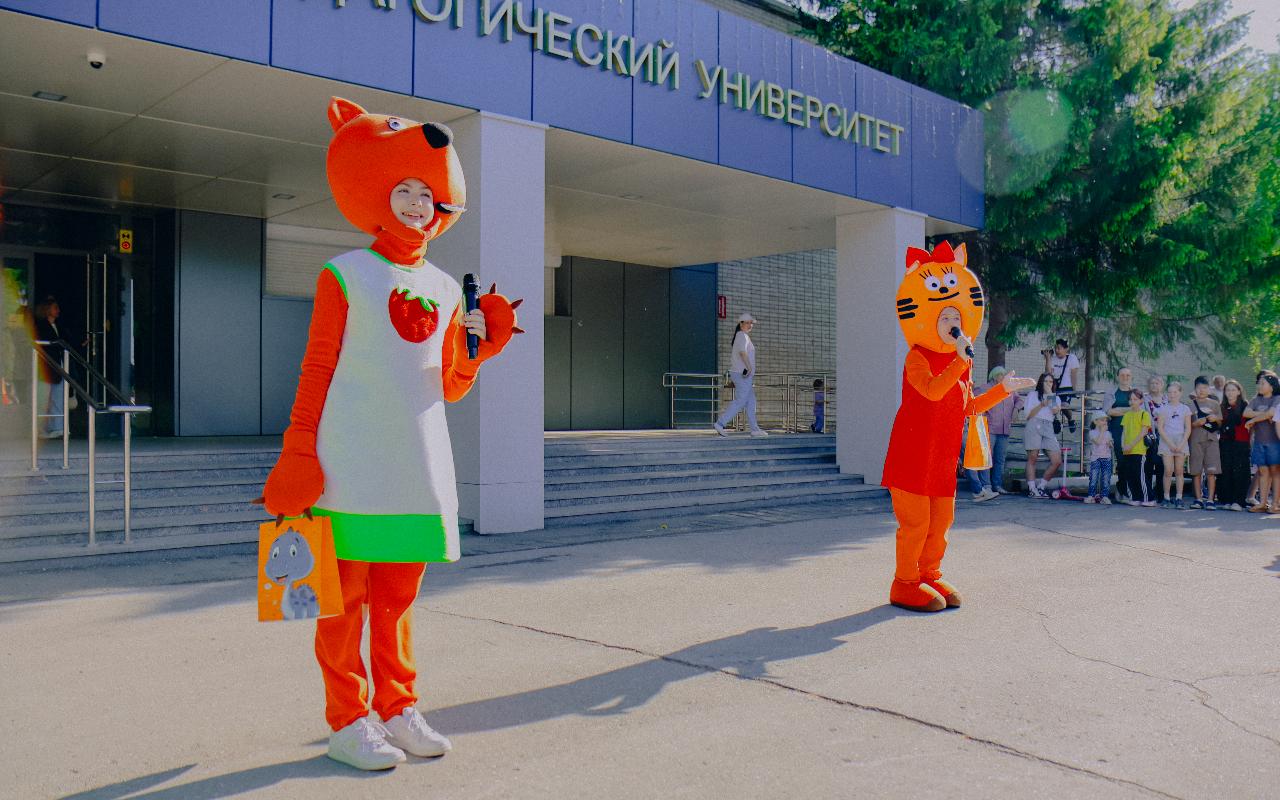 ФОТО к новости: Герои, аквагрим и игры: как НГПУ встретил первый день лета