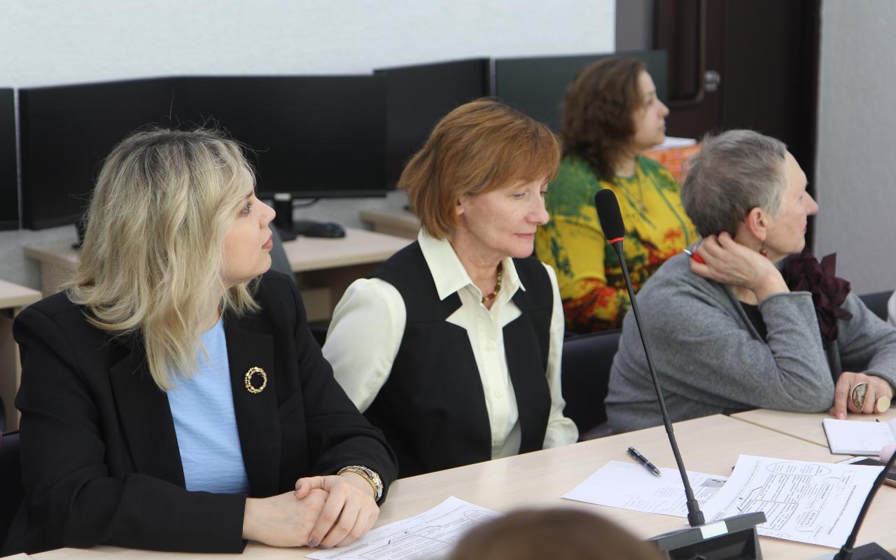 ФОТО к новости: Руководители 12 образовательных учреждений получили в НГПУ сертификаты базовых площадок по апробации и внедрению результатов исследований по темам Минпросвещения России  в 2026 году.