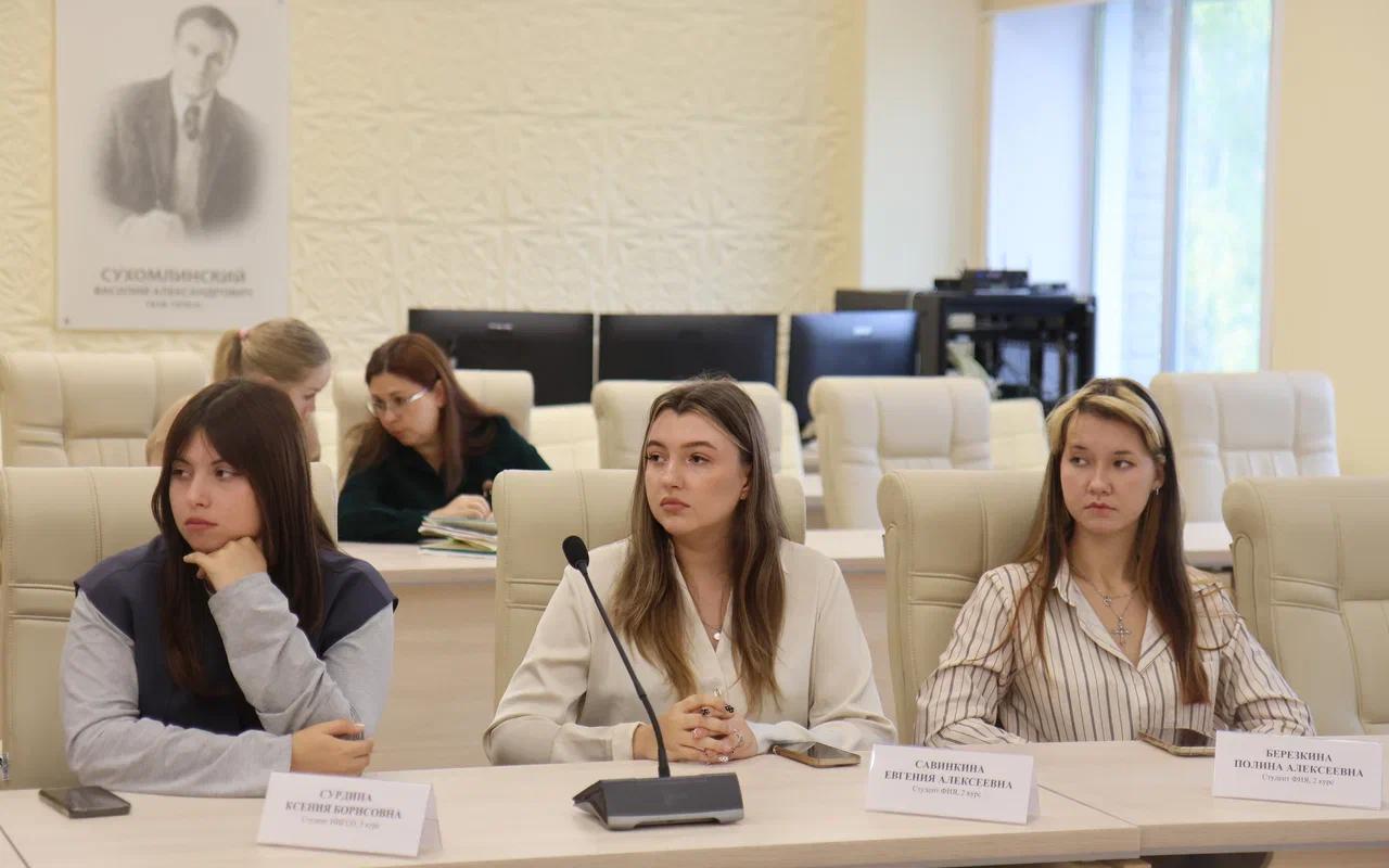 ФОТО к новости: «Очень важна обратная связь»: ректор НГПУ встретился со студентами