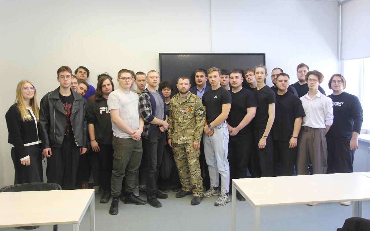 ФОТО к новости: «Не бойтесь ошибаться!»: студенты ИФМИТО НГПУ встретились с бойцом ММА – ветераном СВО