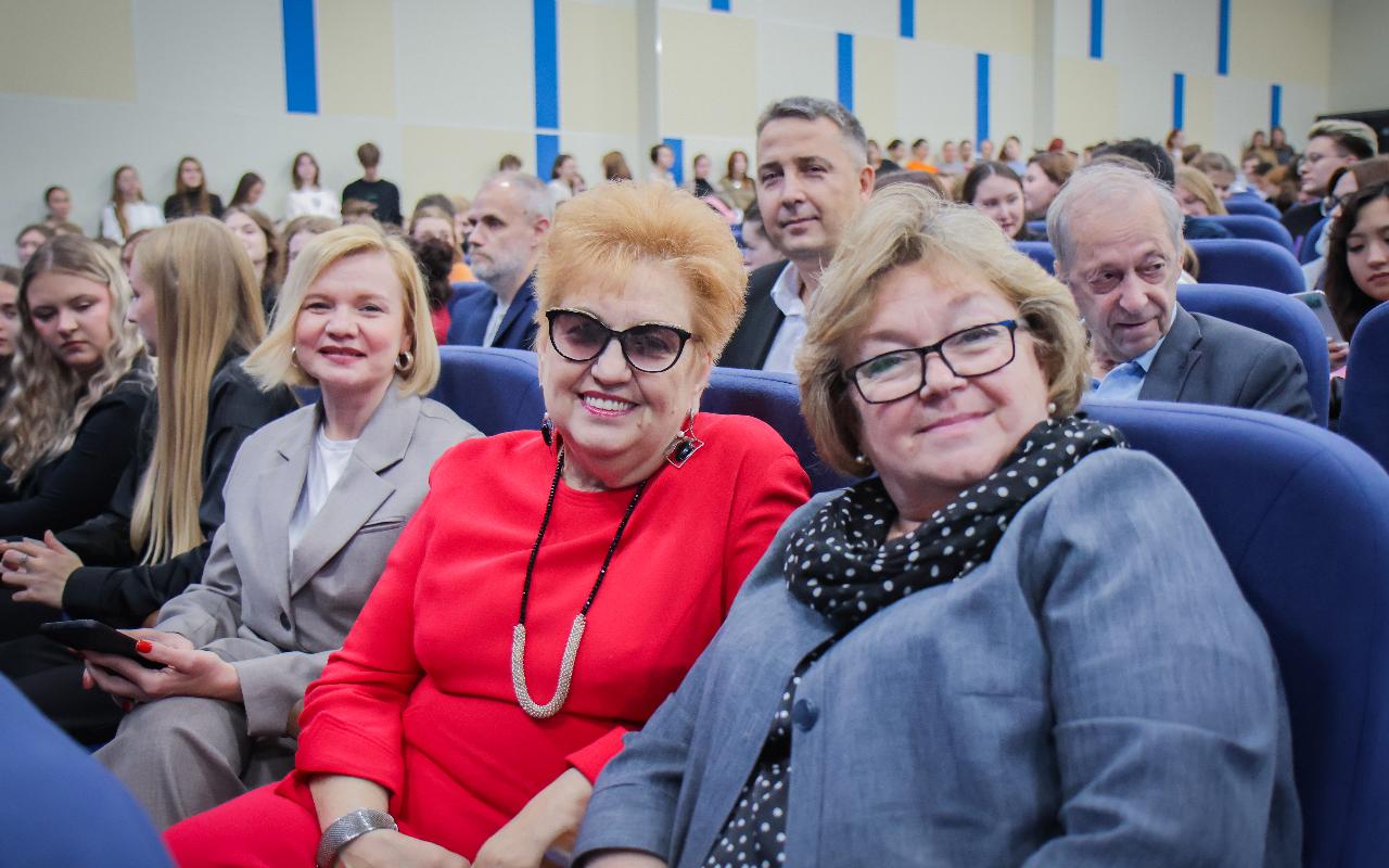 ФОТО к новости: Награды за профессионализм и подвижничество: в НГПУ прошел праздничный концерт к Дню Учителя