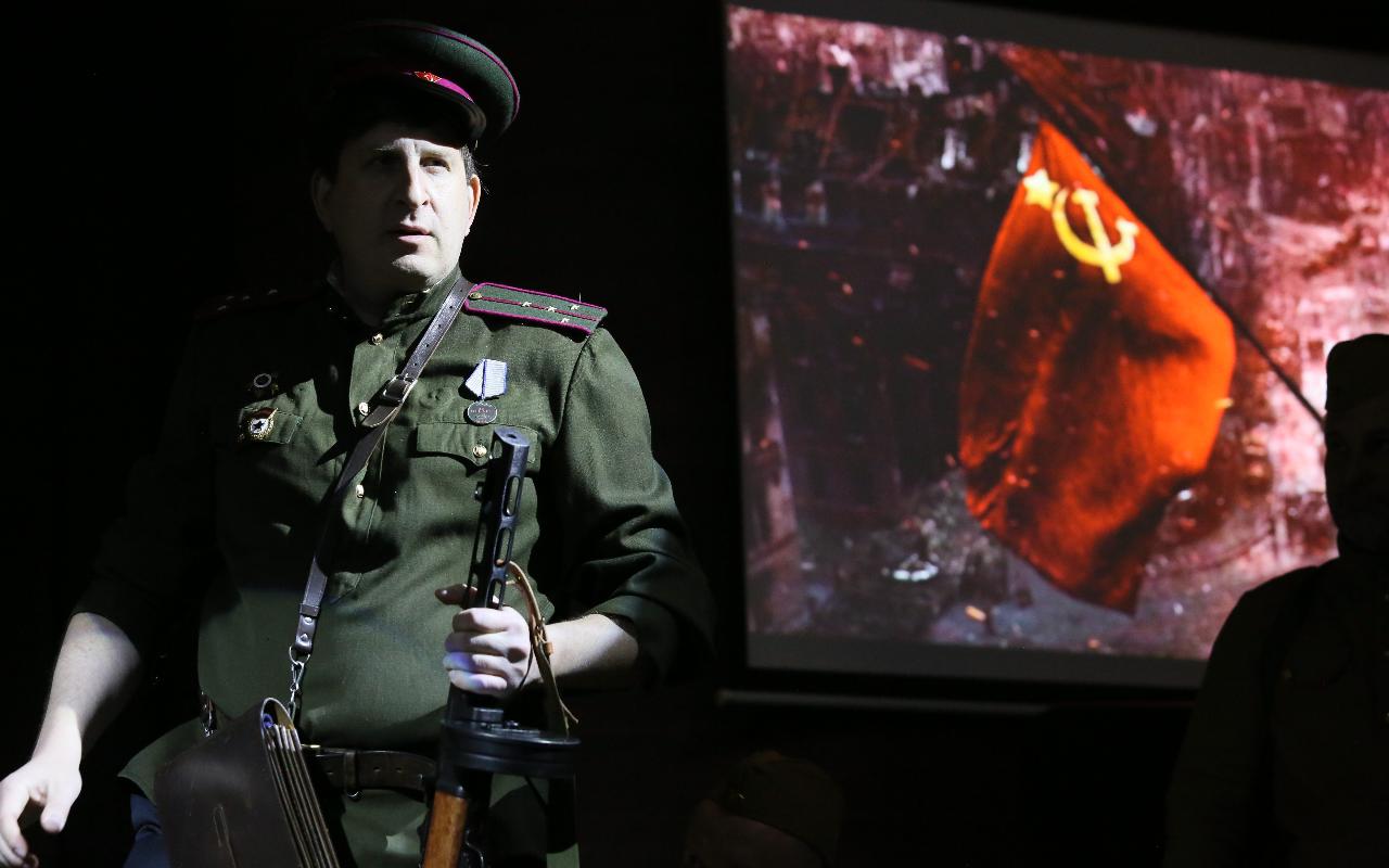 ФОТО к новости: «Эшелон памяти» объединил гимназистов и студентов НГПУ на одной сцене 
