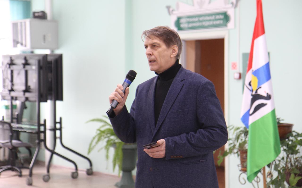 ФОТО к новости: «Если Родина выбрала тебя, ты не можешь ее подвести»: студенты НГПУ встретились с потомственным военным – участником СВО