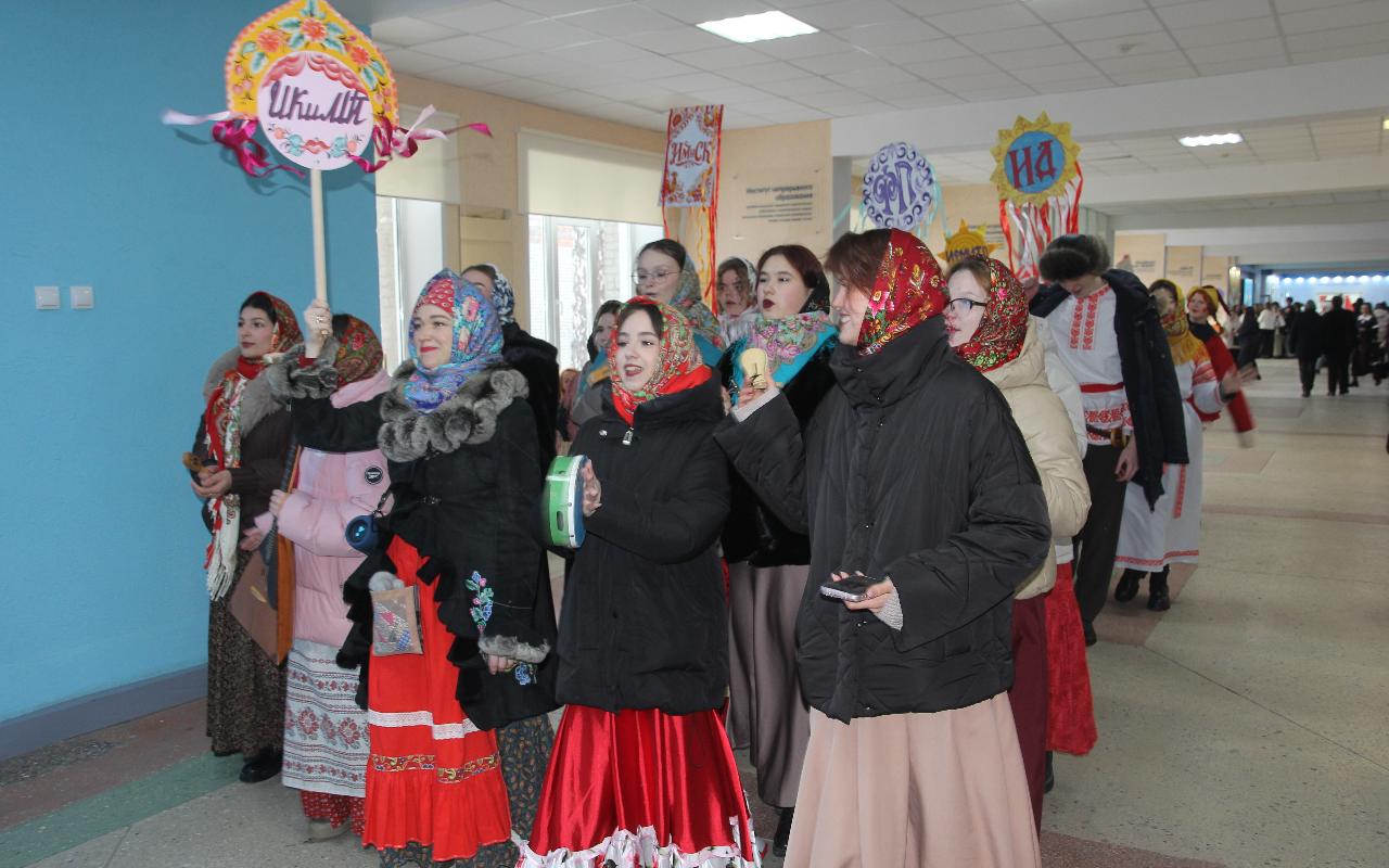 ФОТО к новости: Праздничный поезд и хороводы: в НГПУ встретили Масленицу