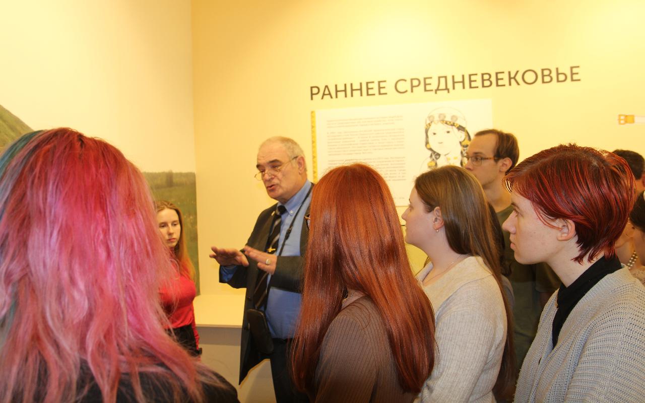 ФОТО к новости: Следы минувших эпох: в Новосибирском краеведческом музее открылась выставка археологических находок, сделанных сотрудниками и студентами НГПУ