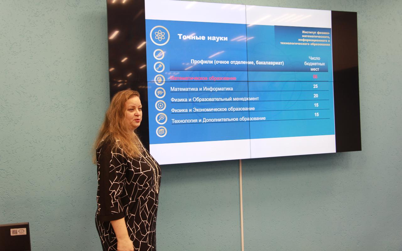 ФОТО к новости: Траектория будущих педагогов: в НГПУ состоялась встреча с родителями учеников психолого-педагогических классов МАОУ СОШ № 220