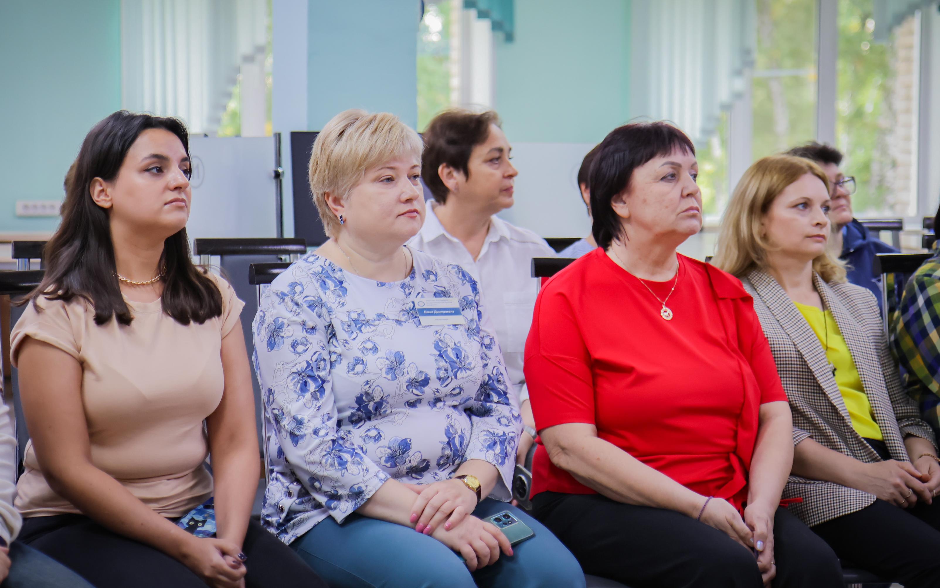 ФОТО к новости: Коллективам ИМиСК НГПУ и университетской библиотеки представили новых директоров