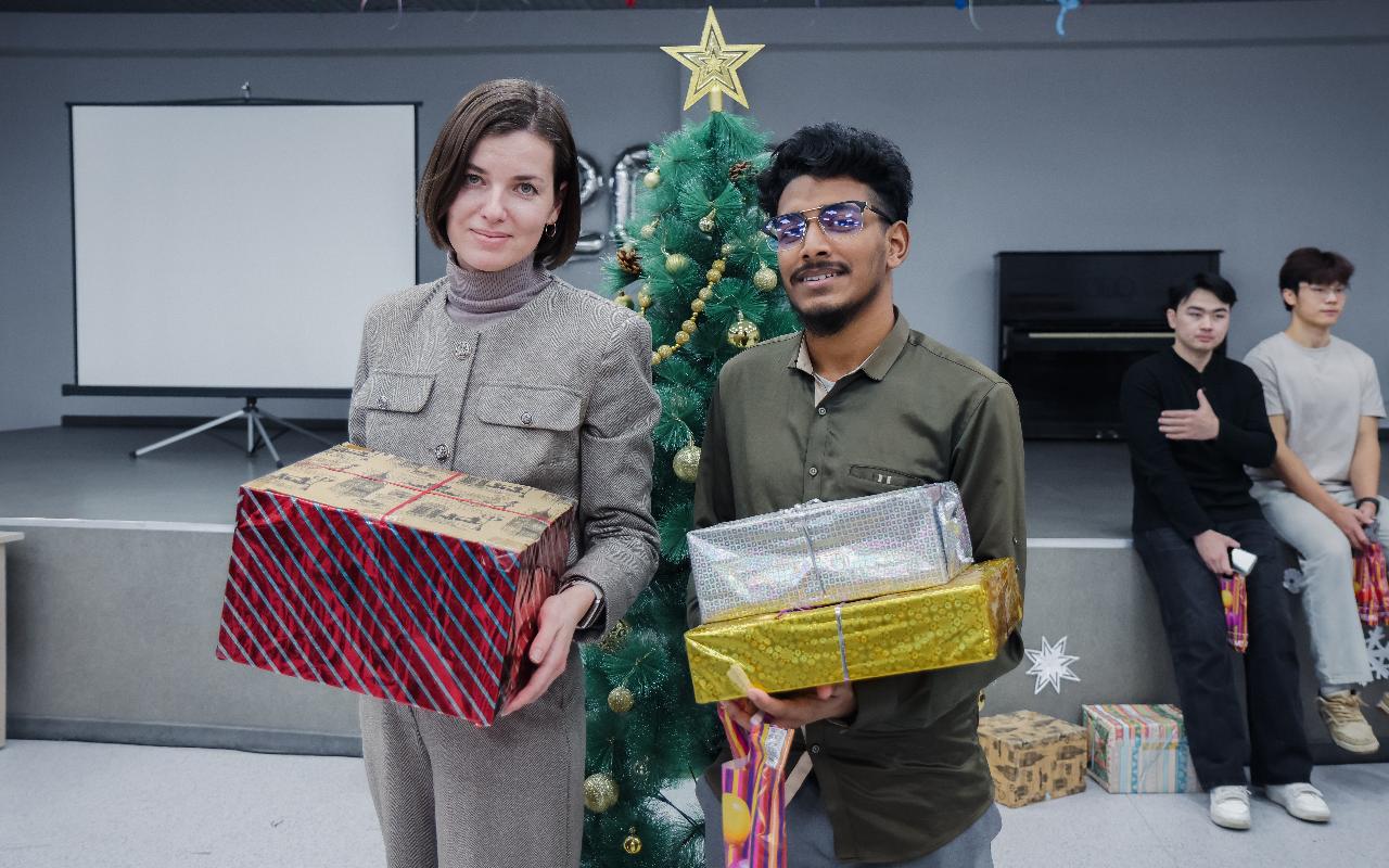 ФОТО к новости: Новый год без границ: как иностранные студенты ИФиМ НГПУ знакомились с русскими традициями