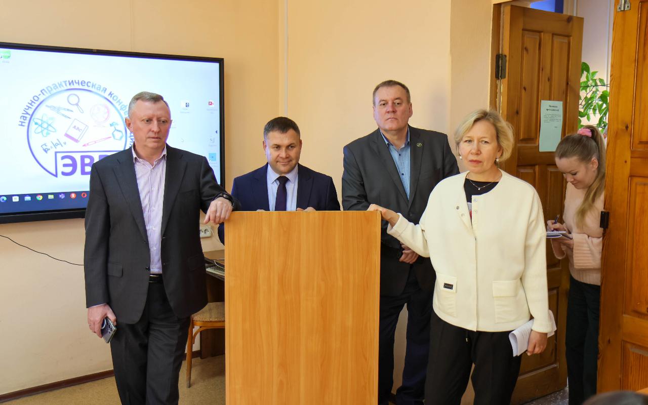 ФОТО к новости: В школе каждый день не похож на предыдущий: и. о. ректора НГПУ Сергей Нелюбов пообщался с будущими историками