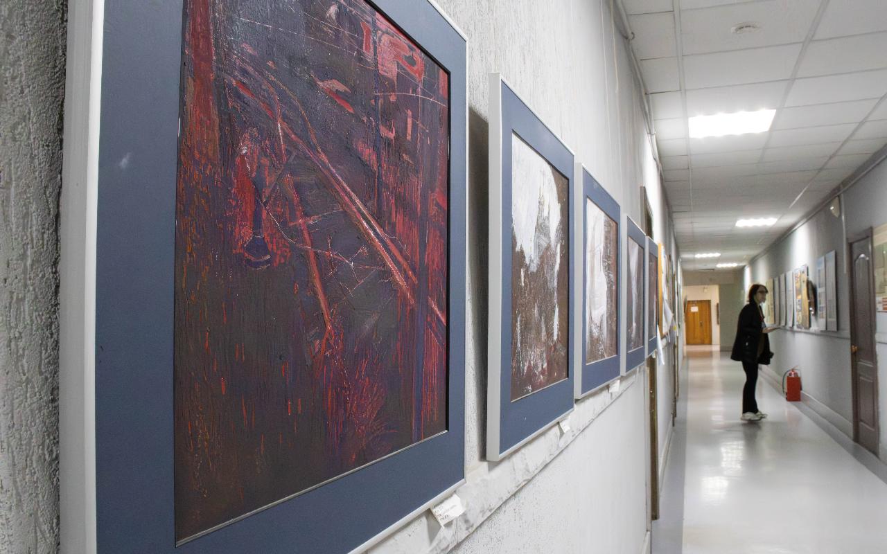 ФОТО к новости: В Институте искусств НГПУ открыта выставка выпускных квалификационных работ