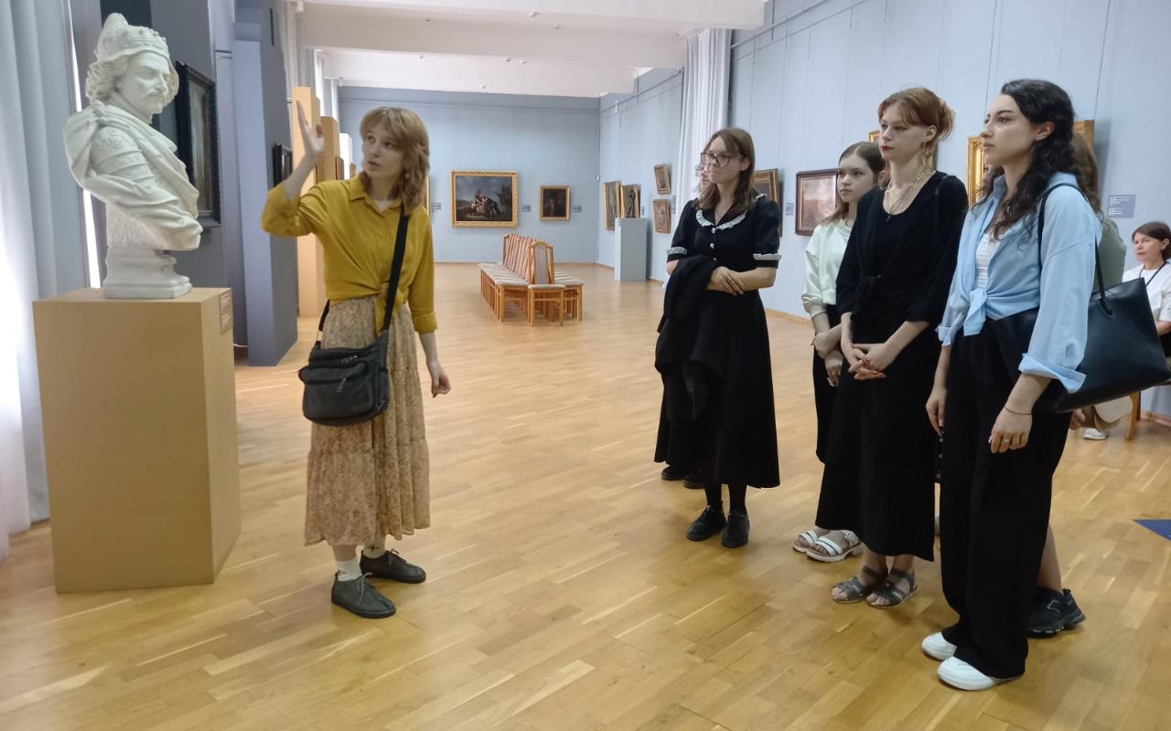 ФОТО к новости: Экзамен среди шедевров: студенты ИКиМП НГПУ сдавали дисциплину «Мировая художественная культура» в залах музея