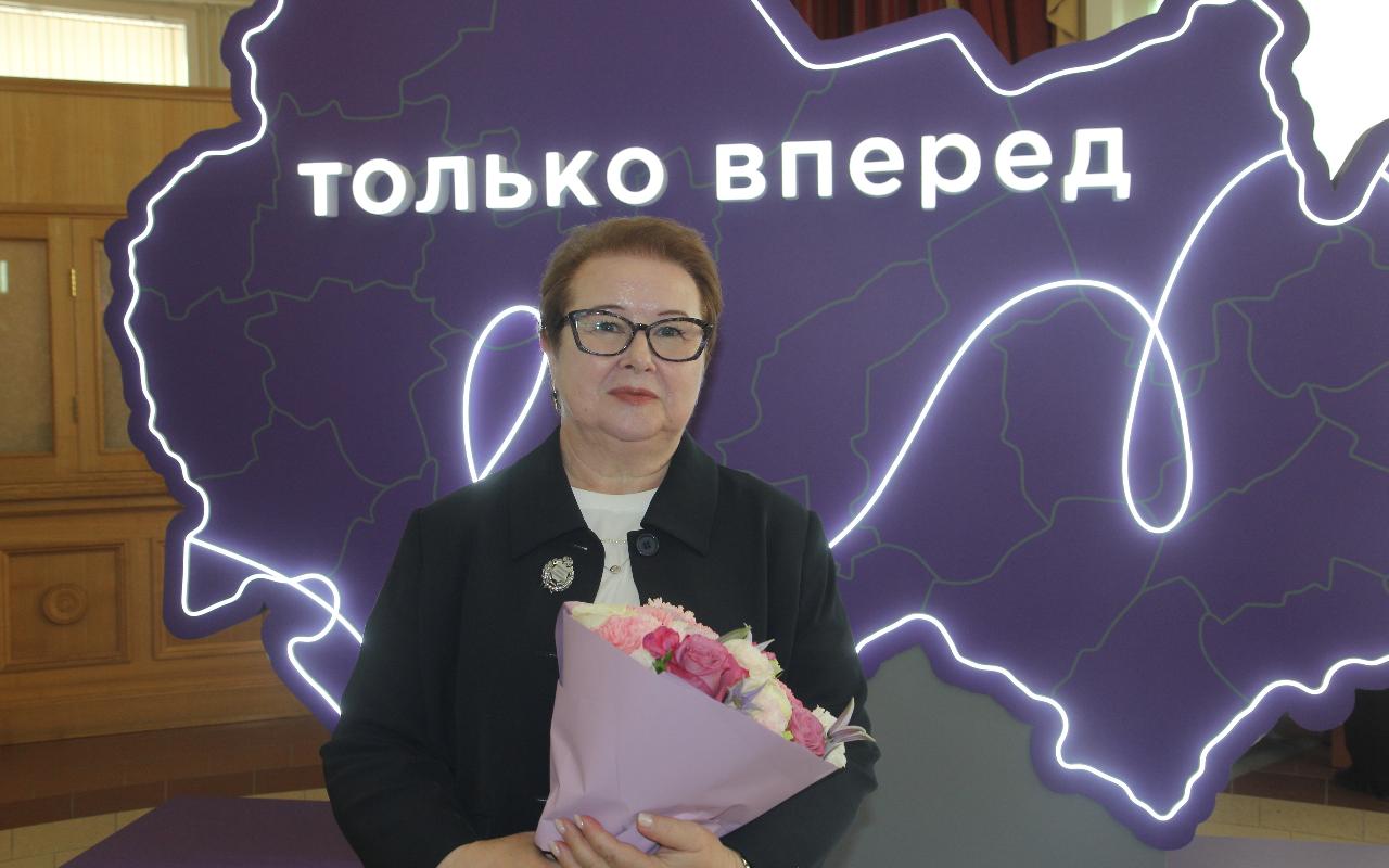 ФОТО к новости: Директор ИФиМ НГПУ Елена Булыгина получила государственную награду Российской Федерации