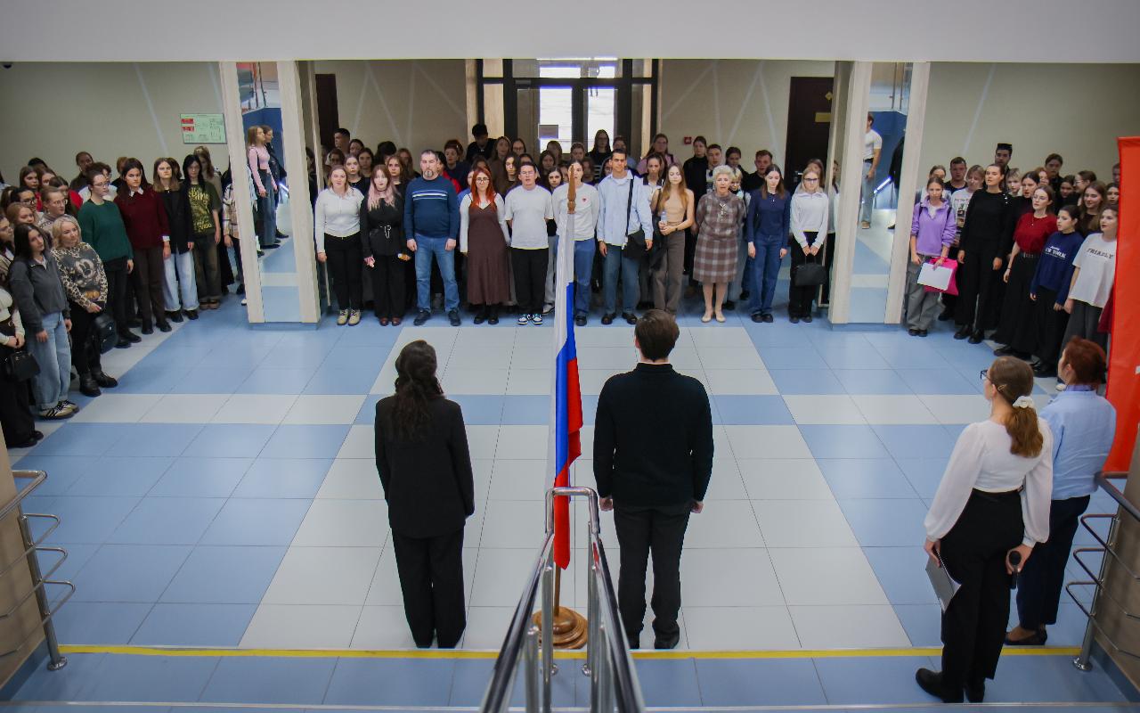 ФОТО к новости: В НГПУ состоялось торжественное поднятие флага Российской Федерации