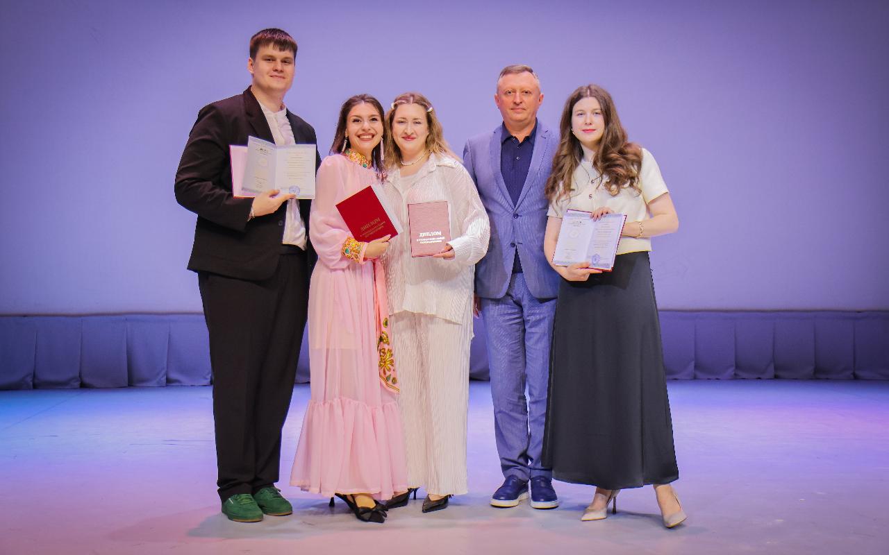 ФОТО к новости: «Вы — будущее России»: в НГПУ состоялось вручение дипломов выпускникам Института истории, гуманитарного и социального образования