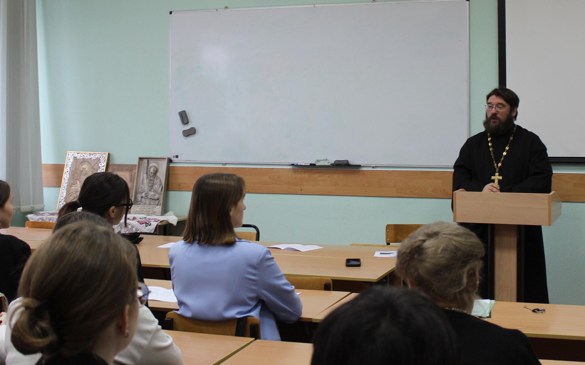 ФОТО к новости: Диалог о роли традиционных ценностей в современном мире состоялся в НГПУ