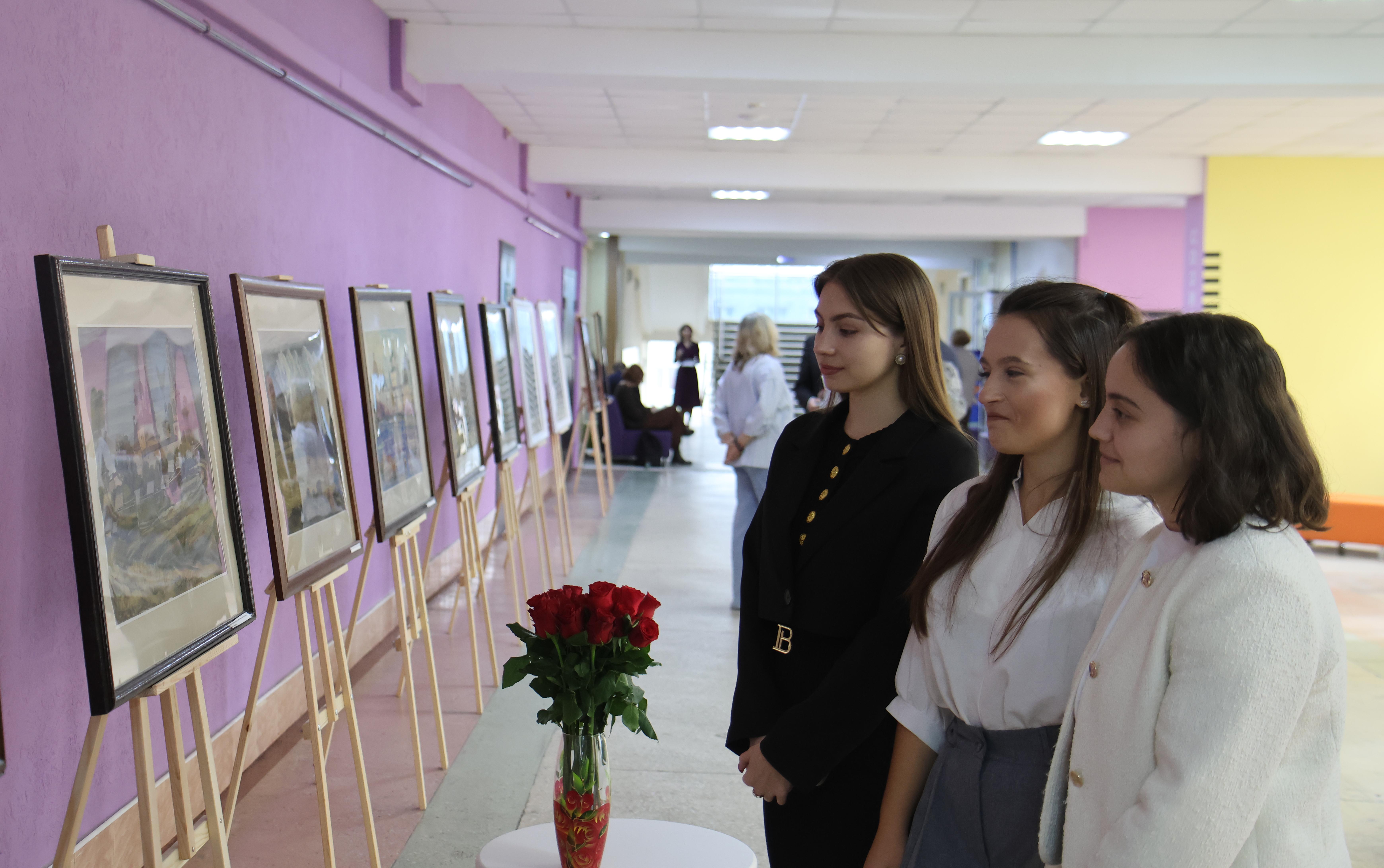ФОТО к новости: Выставка работ Александра Абрамова – первая экспозиция молодежного пространства «Мой университет – мои знания»