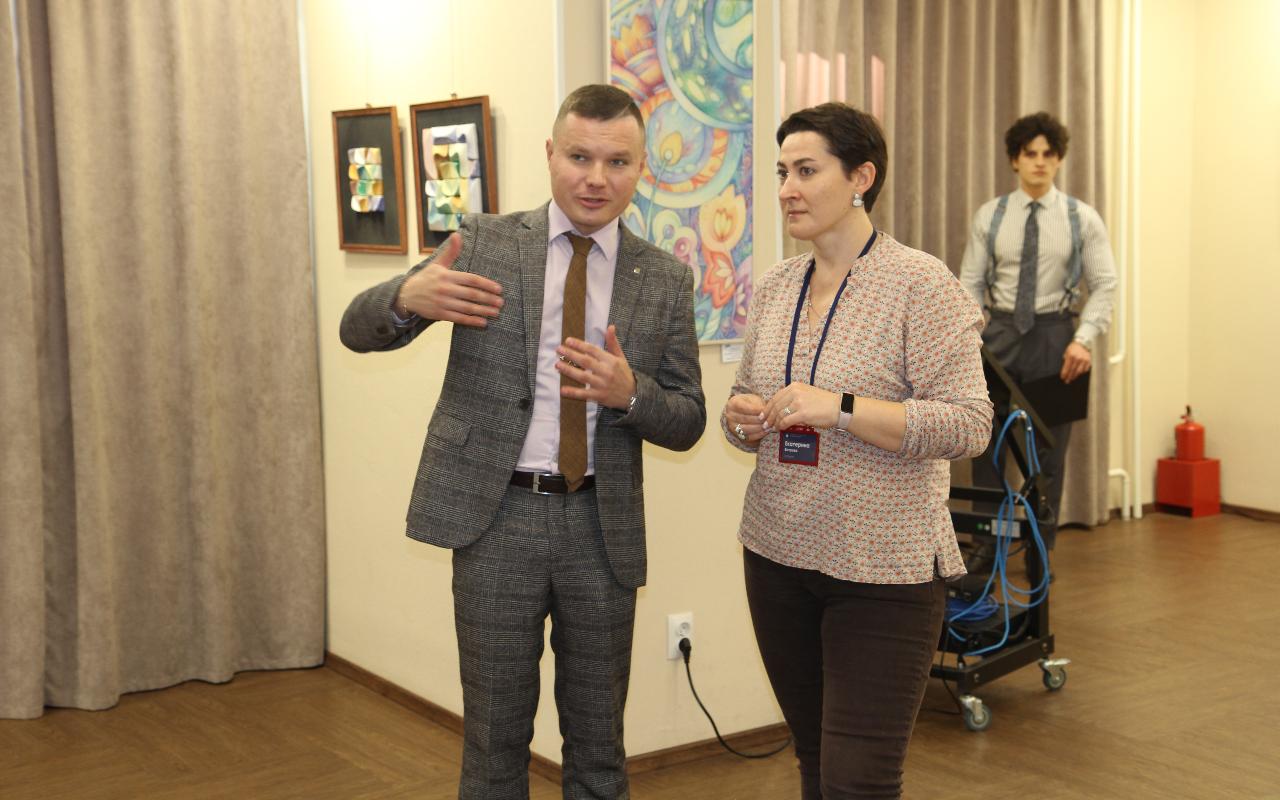 ФОТО к новости: Лучи творческого солнца: в Новосибирске открылась выставка к 30-летию кафедры  ДПИ НГПУ 