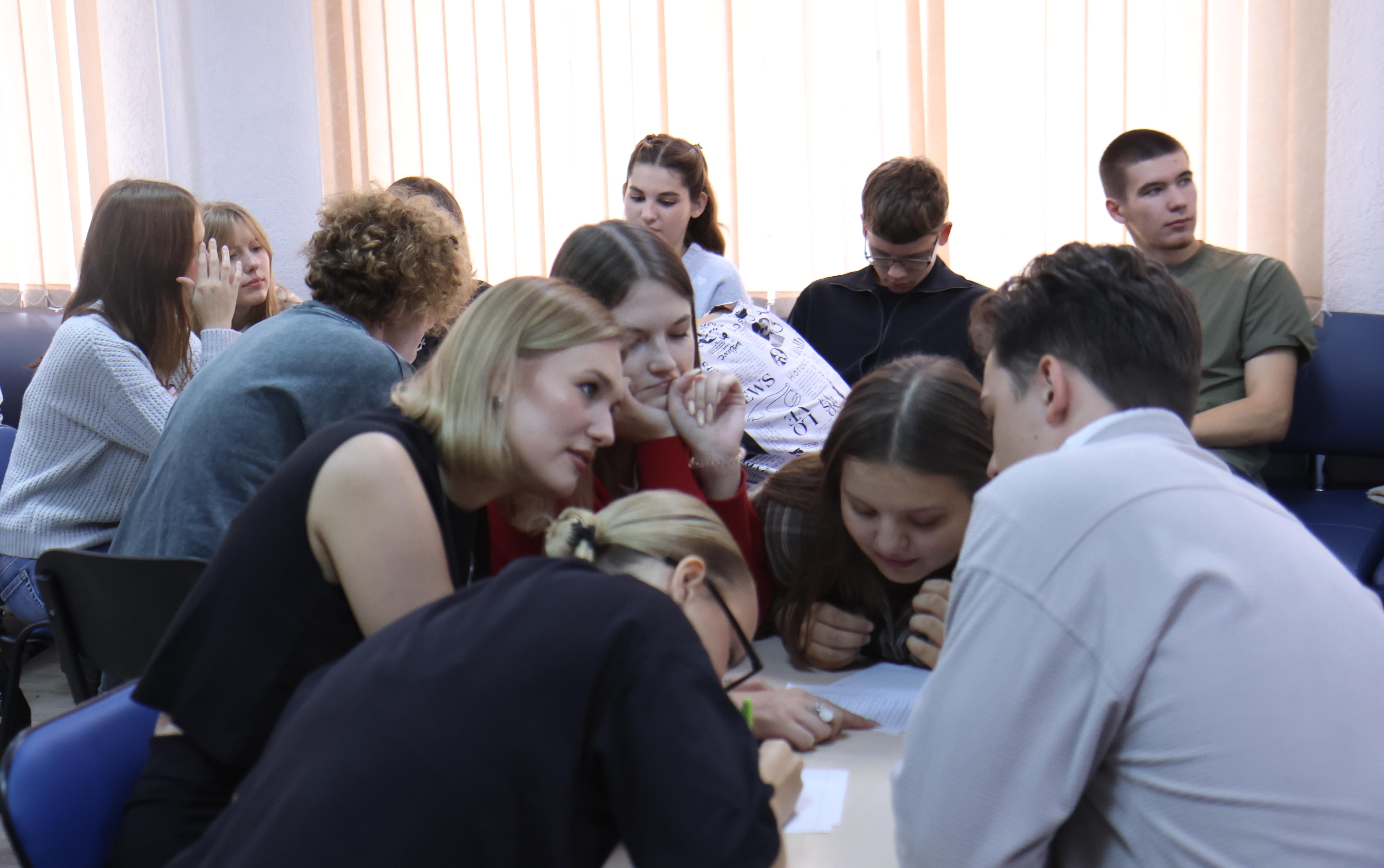 ФОТО к новости: Кто больше всех знает про выборы: студенты НГПУ посоревновались в правовых знаниях