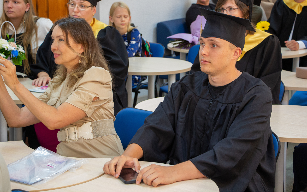 ФОТО к новости: От научных достижений до высших наград: в ИНО НГПУ состоялось вручение дипломов выпускникам