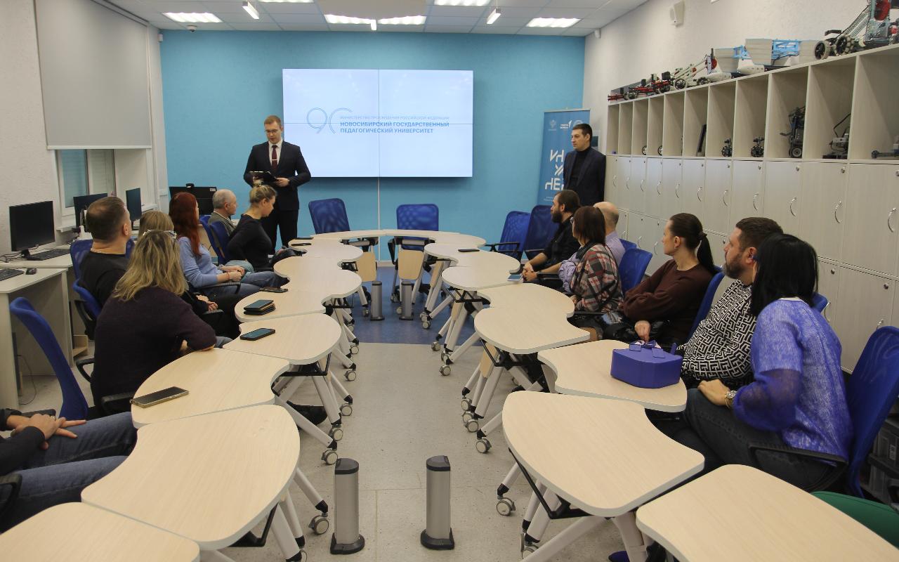 ФОТО к новости: Траектория будущих педагогов: в НГПУ состоялась встреча с родителями учеников психолого-педагогических классов МАОУ СОШ № 220