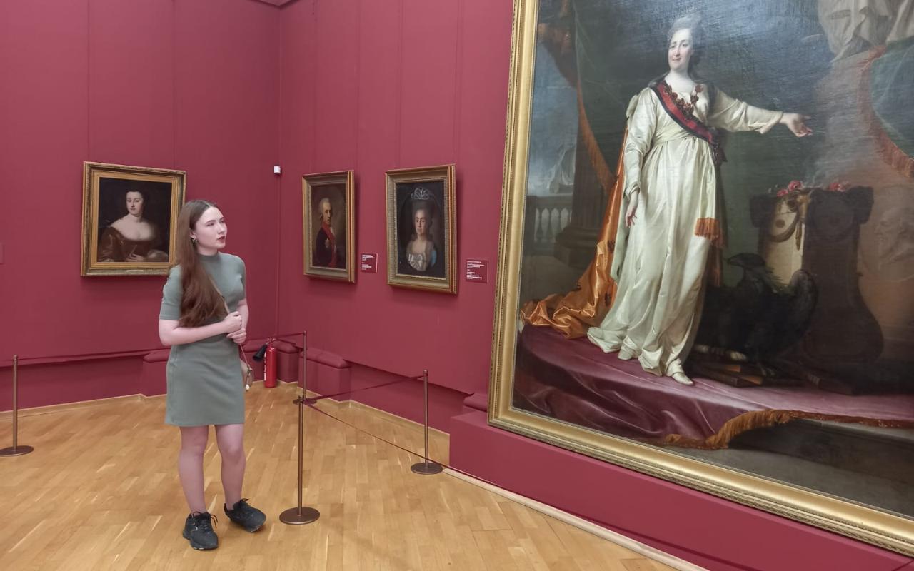 ФОТО к новости: Экзамен среди шедевров: студенты ИКиМП НГПУ сдавали дисциплину «Мировая художественная культура» в залах музея
