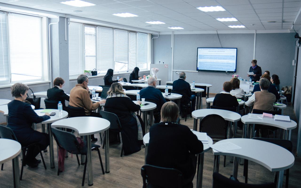 Наука без границ: в НГПУ проходят защиты кандидатских диссертаций по филологии