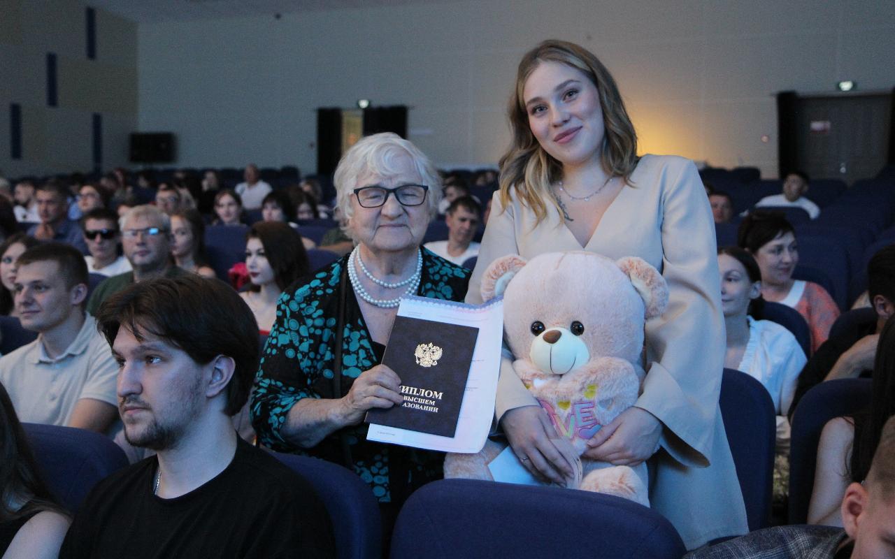 ФОТО к новости: Выпускница ИМиСК НГПУ стала мамой за неделю до вручения диплома