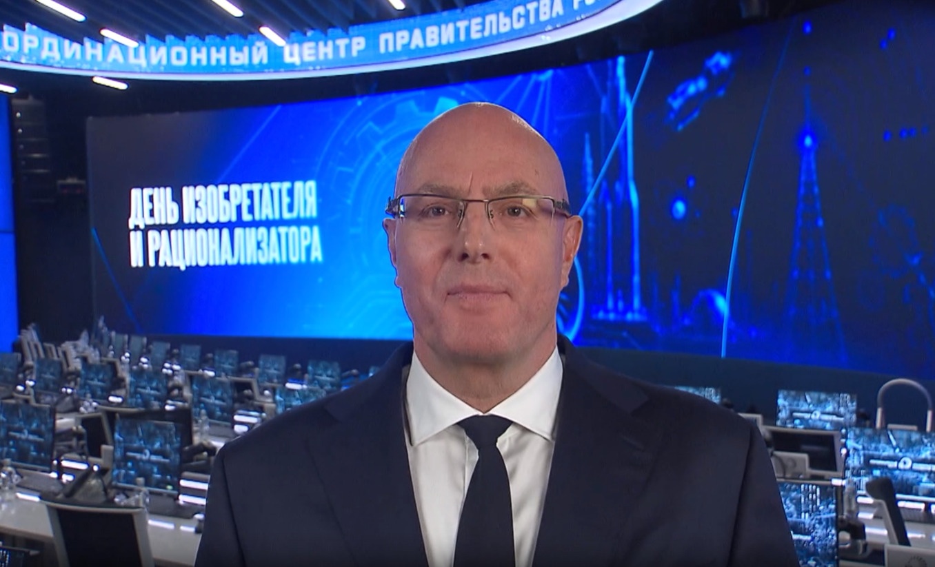 ФОТО к новости: Дмитрий Чернышенко поздравил с Днем изобретателя и пожелал выпускникам школ достойно продолжить дело рационализаторов