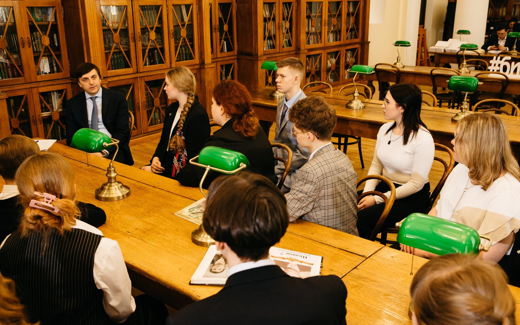 ФОТО к новости: Школьники рассказали Сергею Кравцову о своих работах в проекте «Без срока давности»