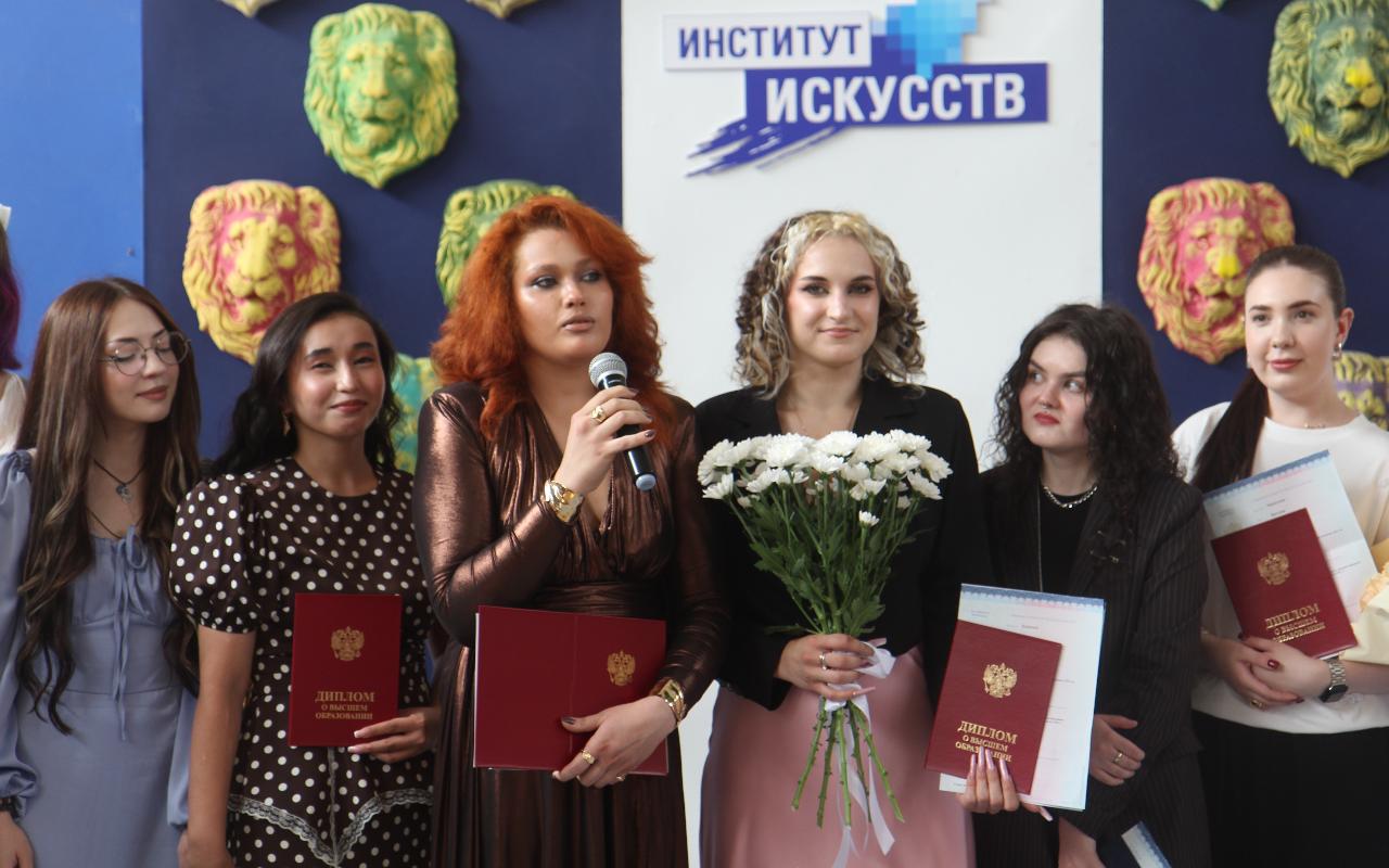 ФОТО к новости: 35 дипломов с отличием: выпускники Института искусств получили документы о высшем образовании