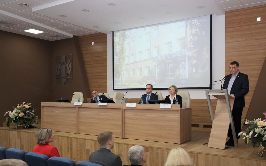 ФОТО к новости: Воспитать человеческое в человеке: в Новосибирске встретились учителя истории и обществознания 