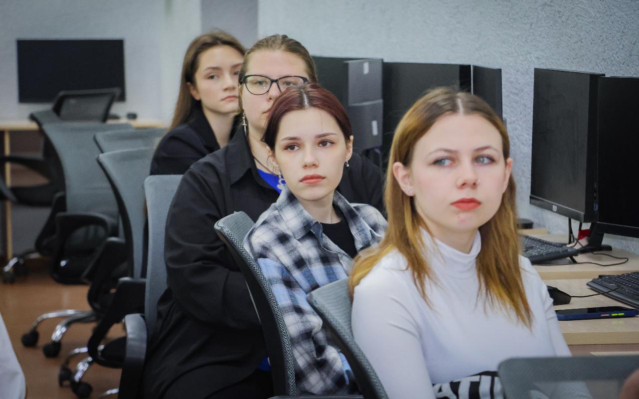 ФОТО к новости: История как основа гражданского самосознания: в НГПУ прошла встреча с протоиереем Борисом Пивоваровым в рамках проекта «Разговоры о важном»