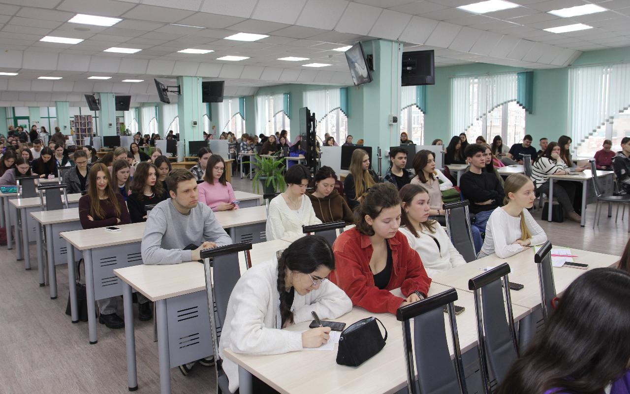 ФОТО к новости: Знать всё про буллинг и уметь ему противостоять: студенты из ЛНР приняли участие в работе дискуссионной площадки в НГПУ