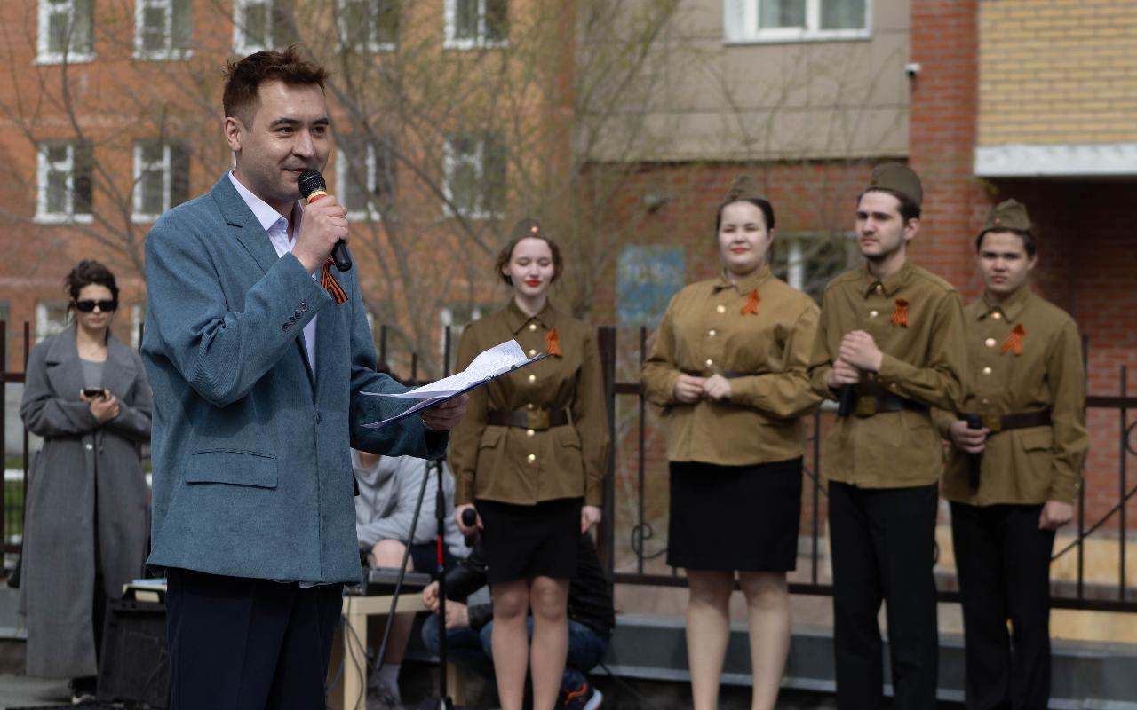 «Наша задача — не только помнить, но и передавать»: студенты НГПУ присоединились к акции «Двор поёт „Катюшу“» 