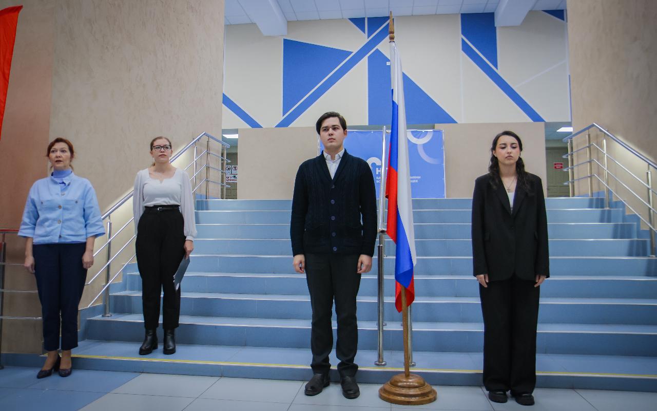 ФОТО к новости: В НГПУ состоялось торжественное поднятие флага Российской Федерации