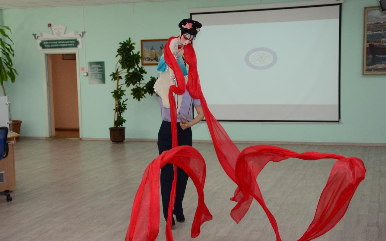 ФОТО к новости: Язык театра понимают все: НГПУ посетили деятели культуры из Индии, Кореи и Китая