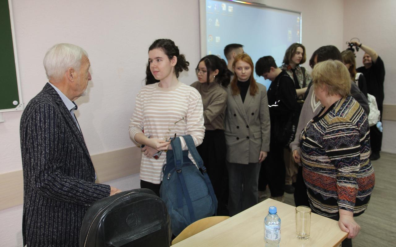 ФОТО к новости: Наскальные рисунки и «курганы с усами»: академик РАН рассказал студентам НГПУ о главных археологических находках сезона