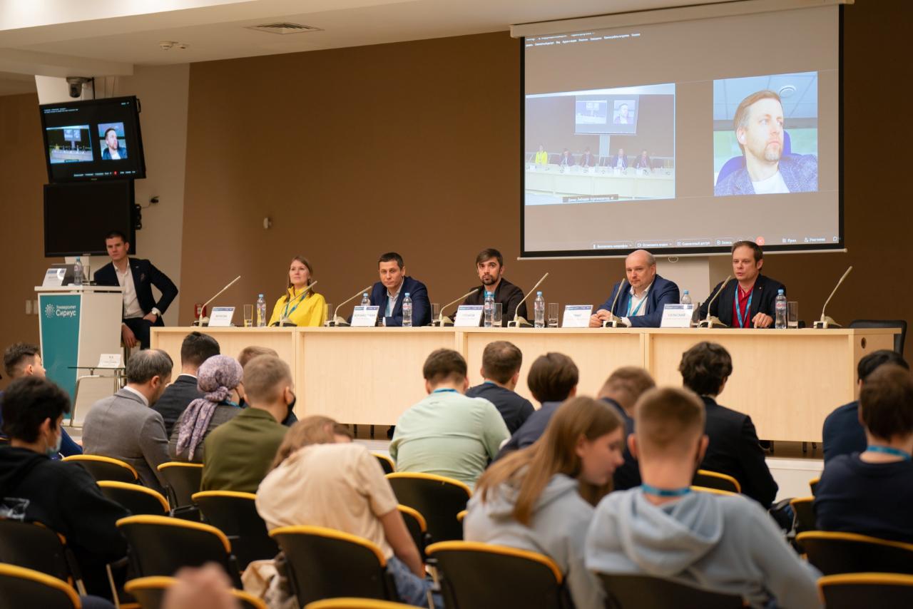 ФОТО к новости: Киберспортсмен из НГПУ представил вуз на профильной конференции в «Сириусе»