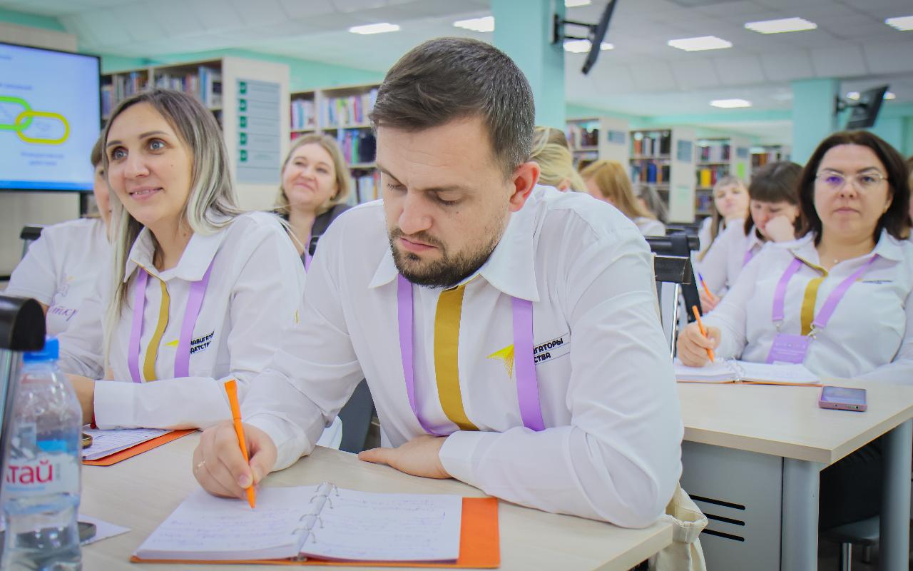 ФОТО к новости: В НГПУ состоялось закрытие второго потока обучения советников директоров по воспитанию