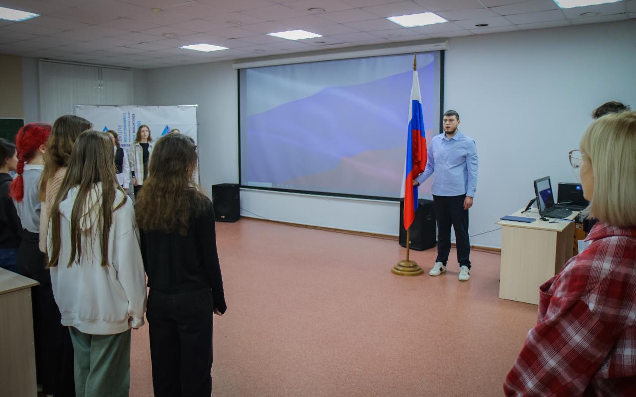 ФОТО к новости: В ИМиСК НГПУ состоялось торжественное поднятие государственного флага Российской Федерации