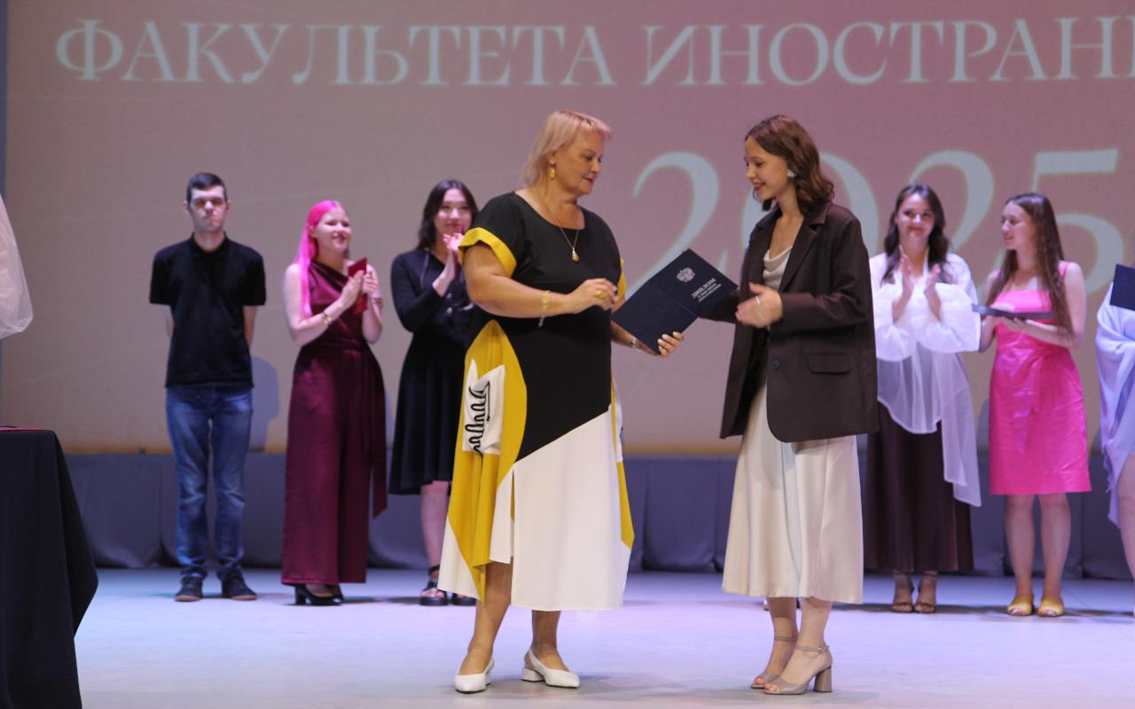 ФОТО к новости: Золотой фонд России: выпускники факультета иностранных языков НГПУ получили дипломы
