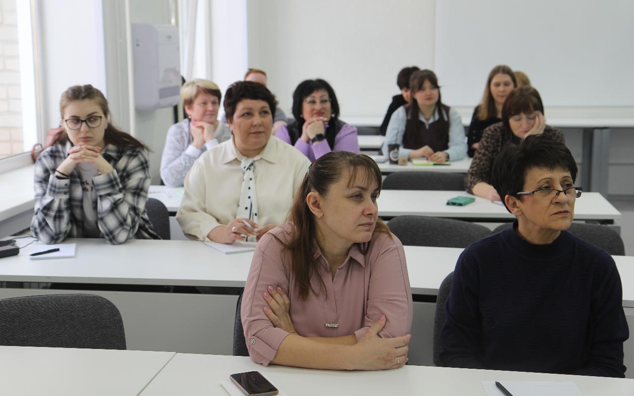 ФОТО к новости: От истории семьи – к истории России: мастер-класс в НГПУ дал победитель конкурса Фонда Румянцева