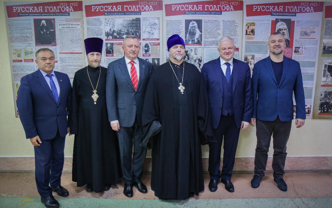 ФОТО к новости: «Русская Голгофа»: в НГПУ открылась выставка о сохранении исторической памяти и духовного подвига XX века