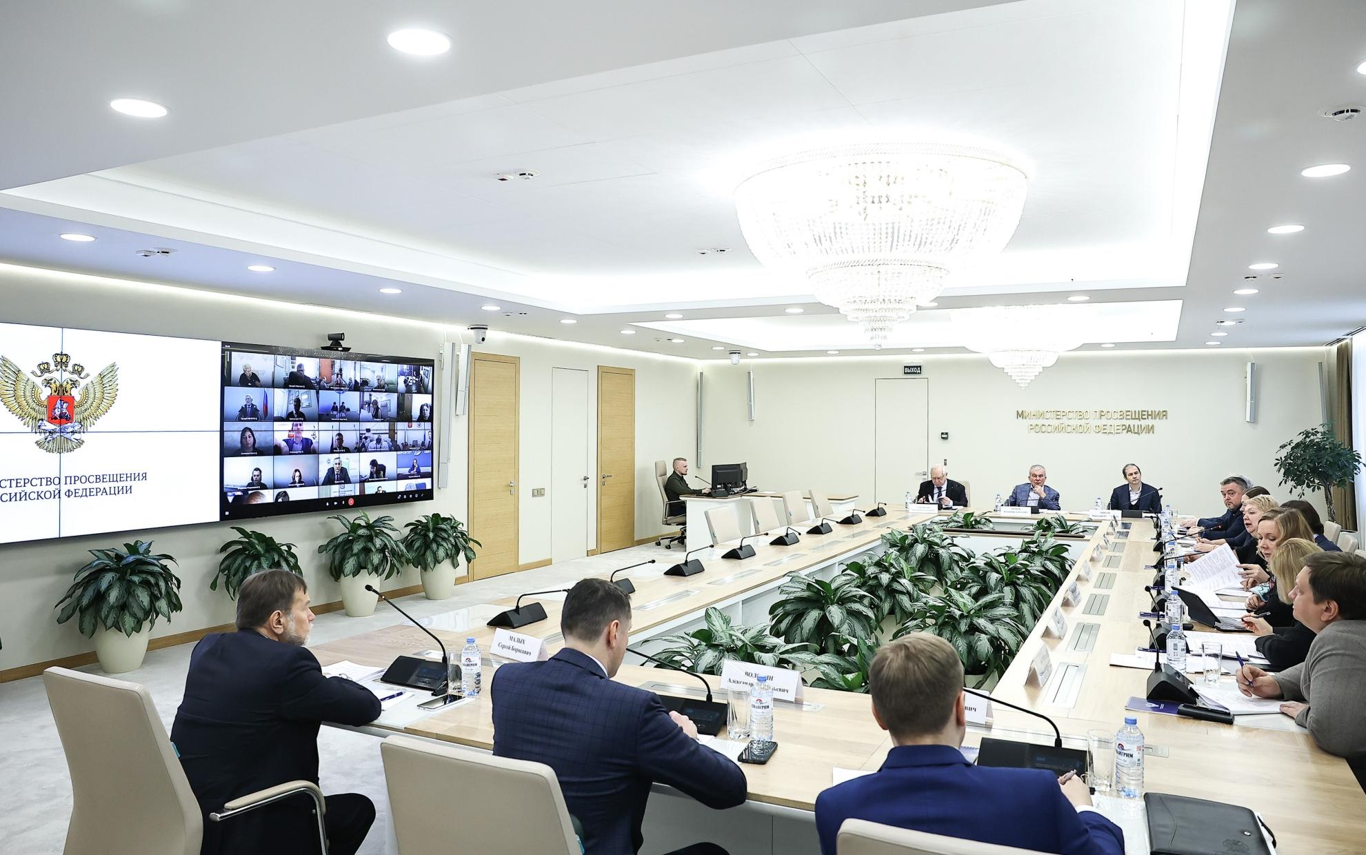 ФОТО к новости: Сергей Кравцов: «Важно утвердить в Стратегии развития образования принципы, которые сформированы в системе в последние годы»